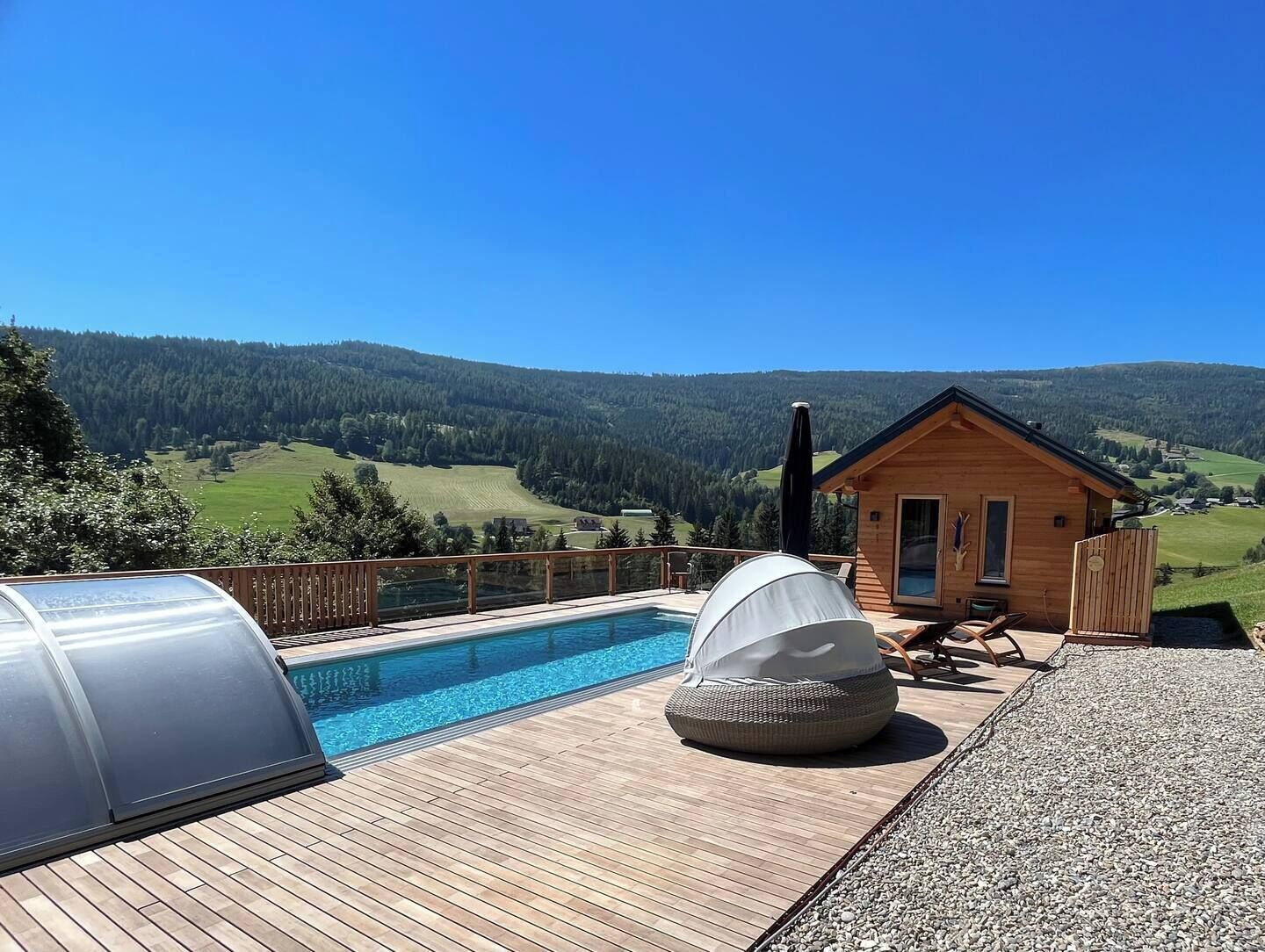 Alberca al aire libre y alberca climatizada