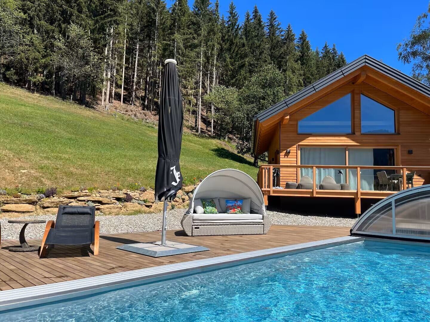 Piscina a l'aire lliure i piscina climatitzada 