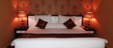 Tabla de planchar con plancha, wifi y ropa de cama