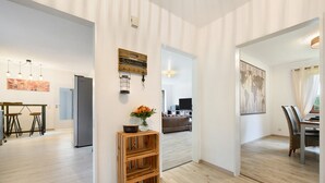 Ein modernes Interieur mit Küche, Essbereich und Wohnbereich.