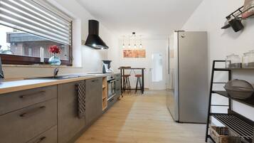 Kjøleskap, ovn, kokeplater og oppvaskmaskin