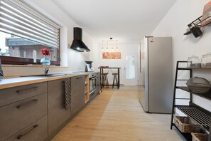 ثلاجة، فرن، موقد طهي مسطح، غسالة أطباق