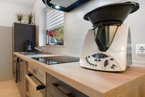 Frigorifero, forno, piano cottura, lavastoviglie