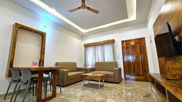 Classic Apartment, City View | Living area