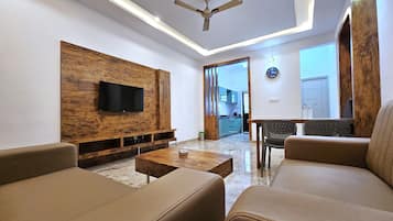 Classic Apartment, City View | Living area