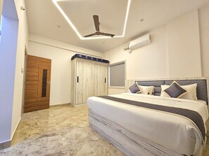 Apartamento clásico, vistas a la ciudad | Escritorio, espacio para trabajar con un portátil, wifi gratis