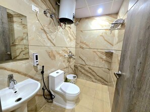 Deluxe Double Room, Garden View | Bathroom | Soap, shampoo