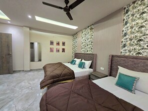 Luxury Triple Room, Balcony, City View | Iron/ironing board, free WiFi