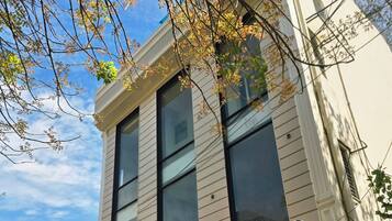 Vista frontal de la propiedad