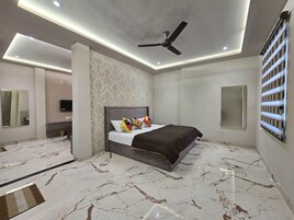 Royal Room, City View | Iron/ironing board, free WiFi