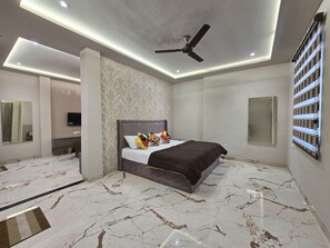 Royal Room, City View | Iron/ironing board, free WiFi