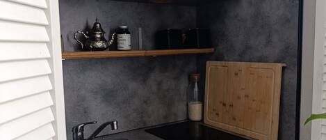 Fridge, oven, stovetop, electric kettle