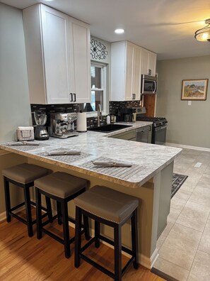 Microondas, horno, placa de cocina, lavavajillas