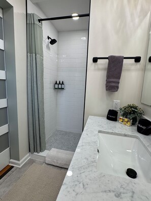 Douche, serviettes fournies, savon, papier toilette