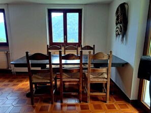 Classic Apartment, Balcony, Mountain View | Ruang tamu | 32 inci televisyen skrin rata dengan digital