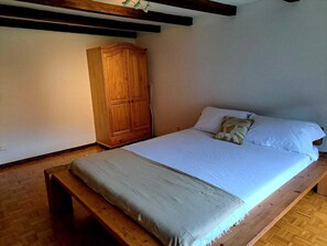 Comfort Apartment, Patio, Mountain View | Gebar bulu kapas, seterika/papan seterika, Wi-fi percuma, cadar katil