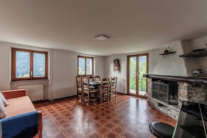 Classic-huoneisto, parveke, vuoristonäköala | Oleskelualue | 32–tuumainen taulutelevisio, jossa digitaalikanavat