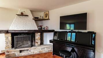 Appartement Classique, balcon, vue montagne | Coin séjour