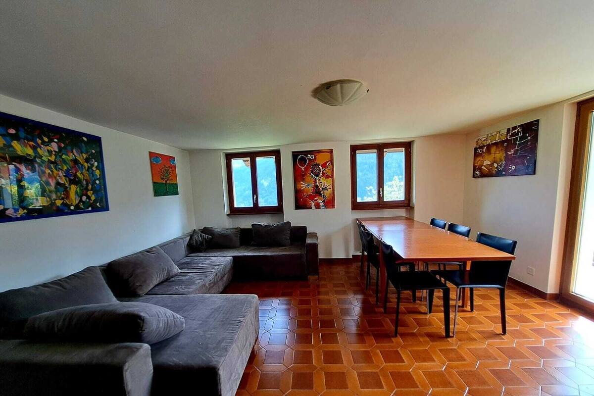 Comfort Apartment, Patio, Mountain View | Ruang tamu | 32 inci televisyen skrin rata dengan digital