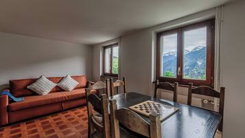 Classic-Apartment, Balkon, Bergblick | Wohnbereich
