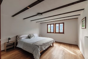 Classic-huoneisto, parveke, vuoristonäköala | Untuvapeitot, silitysrauta/-lauta, ilmainen Wi-Fi, vuodevaatteet