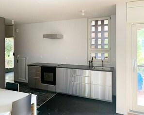 Fridge, stovetop, dishwasher