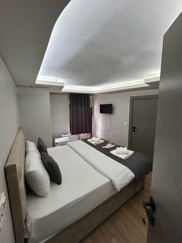 Standard Double Room, City View | Seterika/papan seterika, Wi-fi percuma 