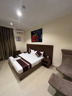 Deluxe Single Room | Desk, laptop workspace, free WiFi - Moz One Apartments (Abuja)