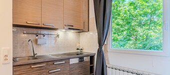The Green Corner Apartment With Balcony