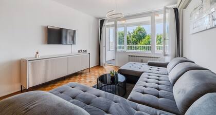 The Green Corner Apartment With Balcony