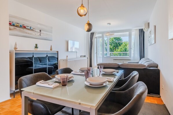 Dining - The Green Corner Apartment With Balcony (Zagreb)