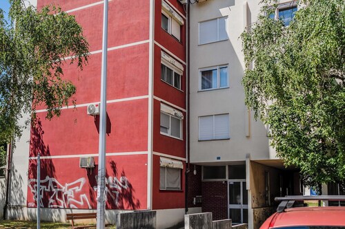 The Green Corner Apartment With Balcony
