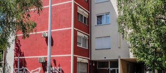 The Green Corner Apartment With Balcony