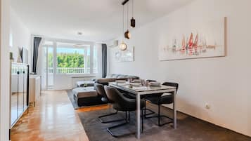 Căn hộ dành cho gia đình, 1 phòng ngủ, ban công (The Green Corner Apartment With) | Khu ăn uống