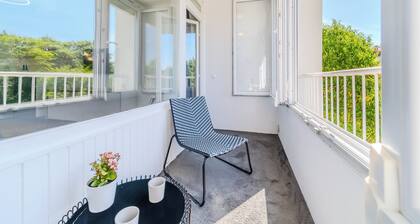 The Green Corner Apartment With Balcony