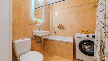 Familjelägenhet - flera sovrum (The Green Corner Apartment With) | Badrum | Badkar, hårtork, handdukar och tvål