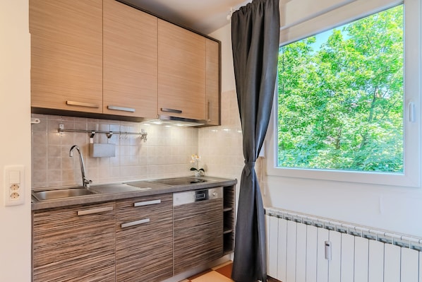 Fridge, oven, stovetop, electric kettle - The Green Corner Apartment With Balcony (Zagreb)