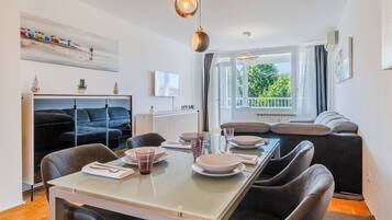 Family Apartment, Multiple Bedrooms (The Green Corner Apartment With) | Dining