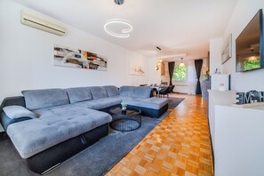 Family Apartment, Multiple Bedrooms (The Green Corner Apartment With) | Living area | 21-inch Smart TV with cable channels - The Green Corner Apartment With Balcony (Zagreb)