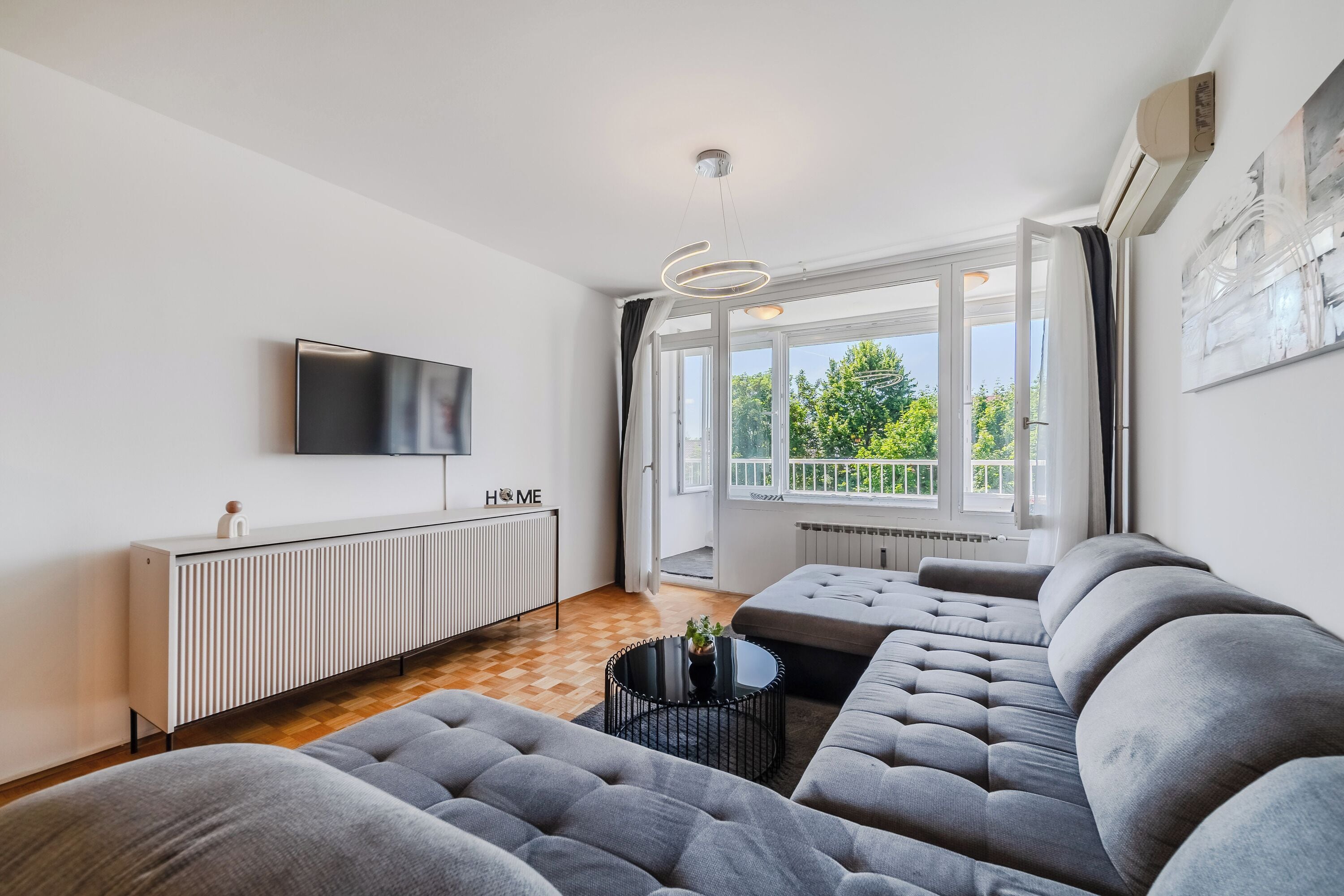 Appartamento familiare, camere multiple (The Green Corner Apartment With) | Area soggiorno | Smart TV 21 pollici con canali via cavo