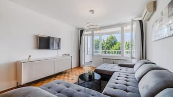 Familjelägenhet - flera sovrum (The Green Corner Apartment With) | Vardagsrum | 21-tums smart-tv med kabelkanaler