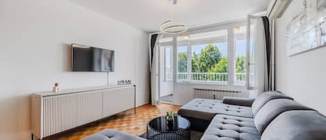 Family Apartment, Multiple Bedrooms (The Green Corner Apartment With) | Living area