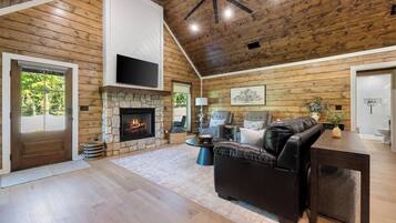 Una Smart TV, una chimenea