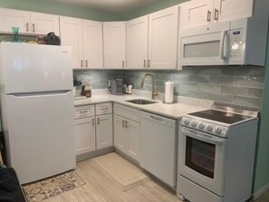 Kjøleskap, mikrobølgeovn, ovn og kokeplater