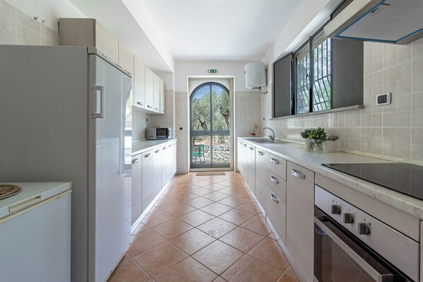 Micro-ondes, four, plaque de cuisson, lave-vaisselle