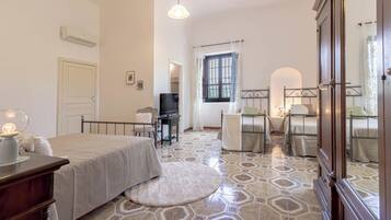 Bügeleisen/Bügelbrett, WLAN, Bettwäsche