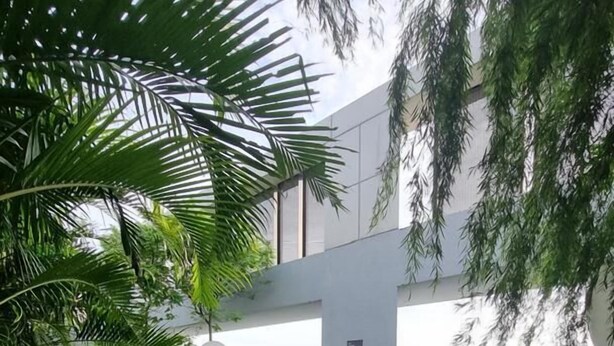 A modern outdoor lounge area with seating and greenery. - Trion Hotel Suites By Havenza (Kuala Lumpur)