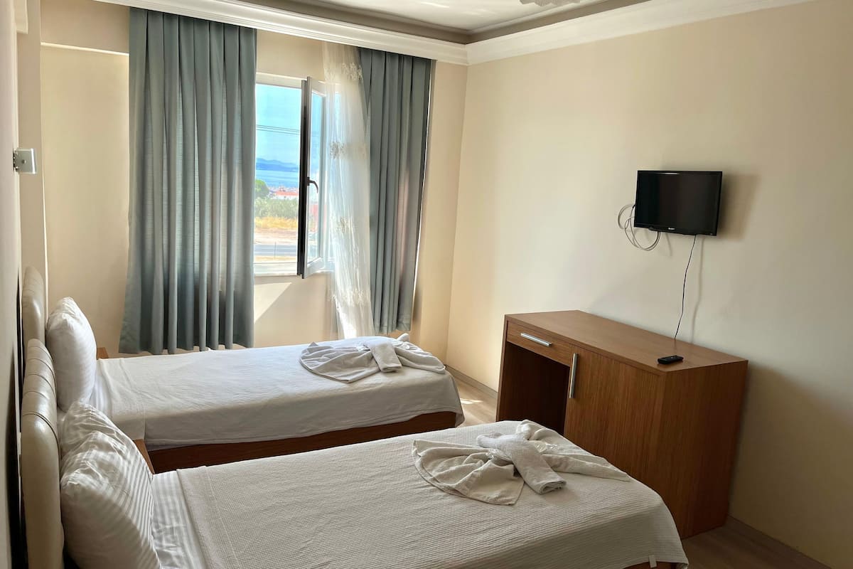 Family Room | Laptop workspace, free WiFi, bed sheets