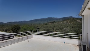 A balcony with a view of a mountainous landscape. - GRAND ALVER OTEL (Edremit)