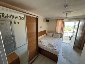 Kamer, balkon, uitzicht op zee | Een laptopwerkplek, gratis wifi, beddengoed